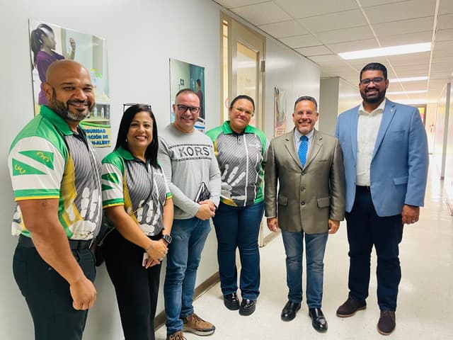 Voluntarios comunitarios trabajando juntos